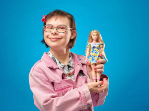 Barbie présente sa toute première poupée porteuse de trisomie 21 Barbie présente sa toute première poupée porteuse de trisomie 21