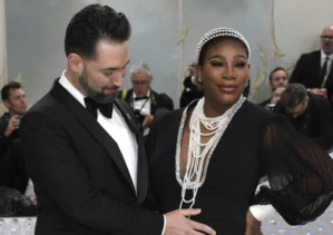 Serena Williams, enceinte, fait ses débuts au gala du Met Serena Williams, enceinte, fait ses débuts au gala du Met