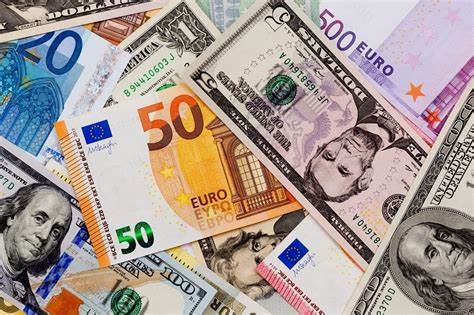 Effondrement annoncé de l'euro et du dollar , mais qui chutera en premier ?