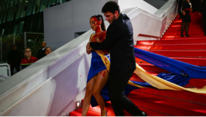 Cannes : une femme aux couleurs de l’Ukraine se recouvre de faux sang Cannes : une femme aux couleurs de l’Ukraine se recouvre de faux sang