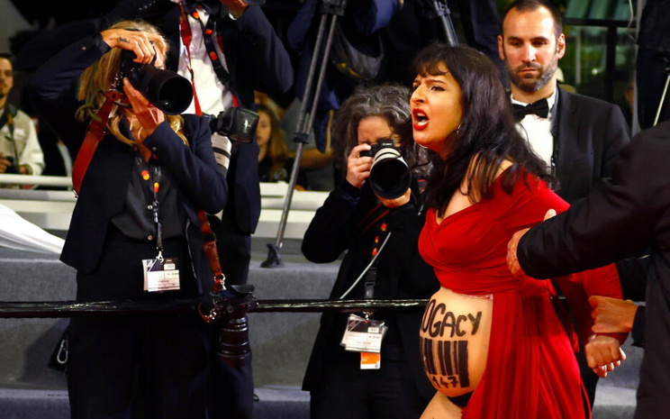 Cannes : une femme aux couleurs de l’Ukraine se recouvre de faux sang Cannes : une femme aux couleurs de l’Ukraine se recouvre de faux sang