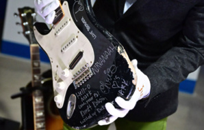 La vente d'une guitare cassée par Kurt Cobain atteint les 600 000 dollars La vente d'une guitare cassée par Kurt Cobain atteint les 600 000 dollars