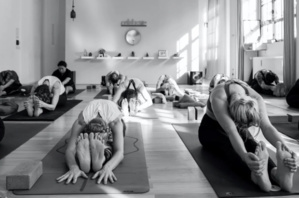 Découvrez la philosophie du Jivamukti Yoga et transformez votre vie