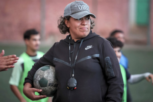 Comment Hasna Doumi, première entraîneure d'une équipe masculine au Maroc, a sauvé son club Comment Hasna Doumi, première entraîneure d'une équipe masculine au Maroc, a sauvé son club