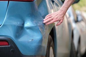 Les astuces clés pour débosseler votre voiture comme un pro