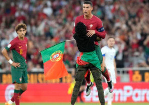Un supporter de Ronaldo fait preuve d'un enthousiasme inhabituel et insolite Un supporter de Ronaldo fait preuve d'un enthousiasme inhabituel et insolite