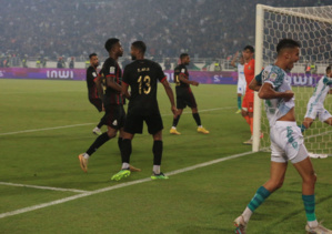 Botola Pro D1 Inwi : l'AS FAR tenue en échec par le Raja, le titre toujours indécis Botola Pro D1 Inwi : l'AS FAR tenue en échec par le Raja, le titre toujours indécis