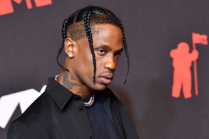 Travis Scott collabore avec un fan pour un duo musical et lui fait cadeau de ses chaussures Travis Scott collabore avec un fan pour un duo musical et lui fait cadeau de ses chaussures