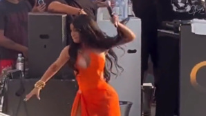 Cardi B visée par une enquête après avoir jeté son micro sur le public Cardi B visée par une enquête après avoir jeté son micro sur le public