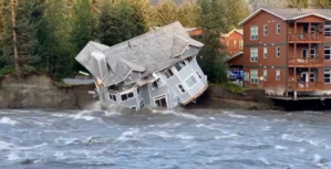 Alaska : Une habitation avalée par les eaux lors d'une inondation Alaska : Une habitation avalée par les eaux lors d'une inondation