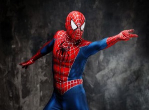 Un enfant se laisse mordre par une veuve noire pour devenir Spider-Man Un enfant se laisse mordre par une veuve noire pour devenir Spider-Man