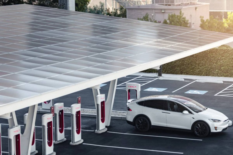 Tesla lance un nouveau système de charge solaire pour les voitures électriques Tesla lance un nouveau système de charge solaire pour les voitures électriques