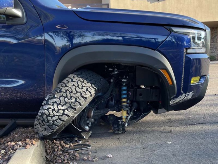 Que se passe-t-il lorsque les pneus heurtent le trottoir ? Que se passe-t-il lorsque les pneus heurtent le trottoir ?