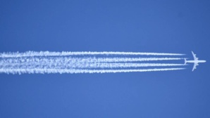 Les traînées blanches des avions : complices du changement climatique Les traînées blanches des avions : complices du changement climatique