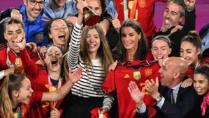 La reine Letizia d'Espagne et sa fille Sofia célèbrent avec les joueuses espagnoles leur victoire de la Coupe du monde féminine de football au Stadium Australia  de Sydney, le 20 août 2023.)Ph :SAEED KHAN / AFP