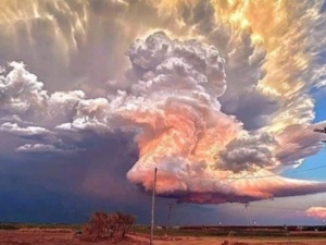 Un orage illuminé par un début de coucher de soleil Un orage illuminé par un début de coucher de soleil