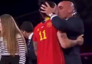 Le président de la Fédération espagnole s'excuse d'avoir embrassé sur la bouche Jenni Hermoso Le président de la Fédération espagnole s'excuse d'avoir embrassé sur la bouche Jenni Hermoso