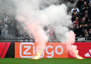 Eredivisie : Ajax-Feyenoord définitivement arrêté suite à des jets de fumigènes Eredivisie : Ajax-Feyenoord définitivement arrêté suite à des jets de fumigènes