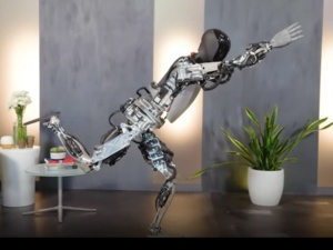 Les robots humanoïdes de Tesla et Fourier font du yoga