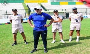 L' entraineur tunisien Nasreddine Nabi en compagnie du staff technique de l'AS FAR.