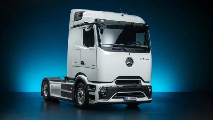 Mercedes eActros 600 : Le premier camion 100 % électrique en comparaison avec le Tesla Semi Mercedes eActros 600 : Le premier camion 100 % électrique en comparaison avec le Tesla Semi