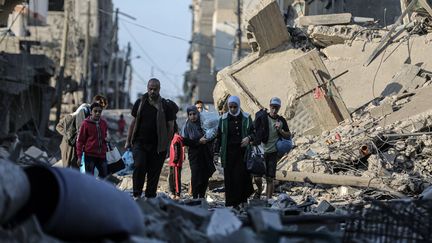 Des Palestiniens fuient la ville de Gaza en emportant leurs affaires, le 16 octobre 2023. (ALI JADALLAH / ANADOLU)