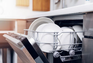 Lave-vaisselle : Les recettes maison pour remplacer le liquide de rinçage