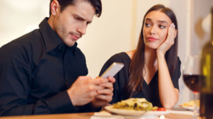 Qu'est-ce que le "phubbing" et comment peut-il saboter vos liens sociaux ?