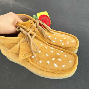 Clarks dévoile une chaussure originale au design évoquant un hamburger Clarks dévoile une chaussure originale au design évoquant un hamburger