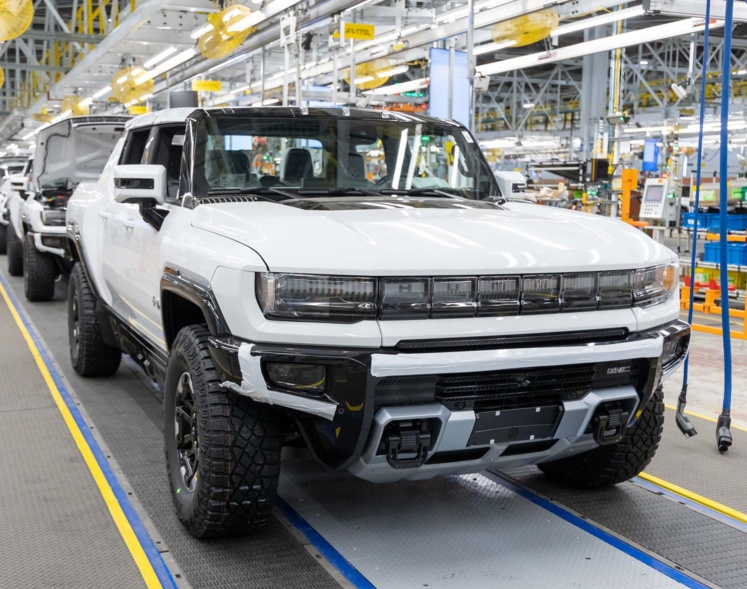 General Motors rachète un fournisseur essentiel à Tesla