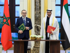 SM le Roi et le Président de l’EEAU signent à Abou Dhabi la Déclaration « Vers un partenariat novateur, renouvelé et enraciné entre le Royaume du Maroc et l’Etat des Emirats Arabes Unis » SM le Roi et le Président de l’EEAU signent à Abou Dhabi la Déclaration « Vers un partenariat novateur, renouvelé et enraciné entre le Royaume du Maroc et l’Etat des Emirats Arabes Unis »
