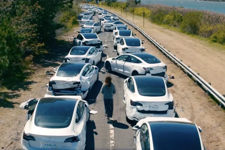 ​Un Tournant Inattendu : Elon Musk et le mystère des Tesla accidentées dans Le "Monde Après Nous" !
