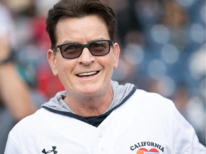 L'acteur américain Charlie Sheen agressé à son domicile de Malibu L'acteur américain Charlie Sheen agressé à son domicile de Malibu