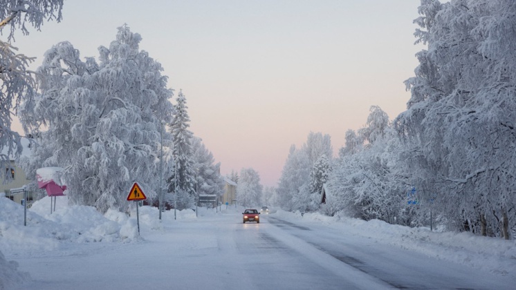 Les routes enneigées dans le nord de la Suède, à Kiruna, le 3 janvier 2024. (EMMA-SOFIA OLSSON / TT NEWS AGENCY / AFP)