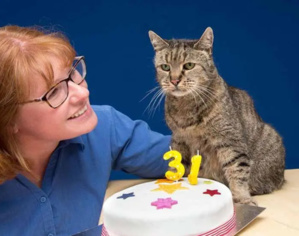 Cat chat célèbre ses 31 ans, marquant 26 années de vie avec sa famille adoptive