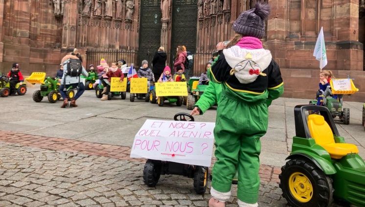 Des enfants d'agriculteurs ont défilé sur des tracteurs à pédales à Strasbourg jeudi