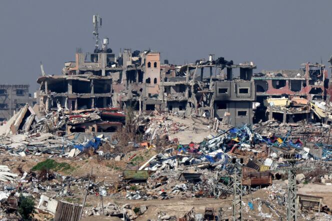 Des ruines de bâtiments dans la bande de Gaza, vues depuis le sud d’Israël, le 7 février 2024. JACK GUEZ / AFP