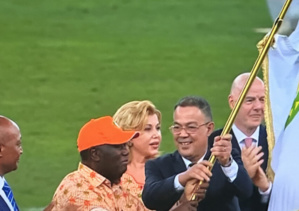 La Côte d’Ivoire passe le relais au Maroc: Fouzi Lekjaa reçoit le drapeau de la CAF des mains d’Alassane Ouattara La Côte d’Ivoire passe le relais au Maroc: Fouzi Lekjaa reçoit le drapeau de la CAF des mains d’Alassane Ouattara