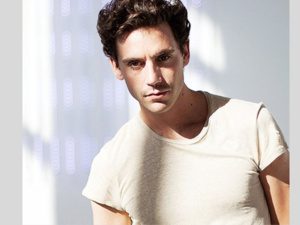 Mika rend hommage à Jane Birkin dans son dernier clip 