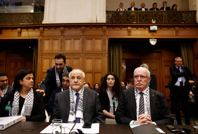 Le ministre palestinien des affaires étrangères, Riyad Al-Maliki, et l’ambassadeur palestinien auprès de l’ONU, Riyad Mansour, assistent à une audience publique organisée par la Cour internationale de justice à La Haye (Pays-Bas), le 19 février 2024. PIROSCHKA VAN DE WOUW / REUTERS