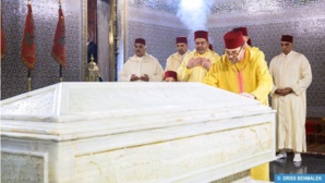 SM Le Roi se recueille sur la tombe de feu Mohammed V SM Le Roi se recueille sur la tombe de feu Mohammed V