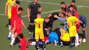 Algérie : un footballeur de 17 ans meurt après une chute en plein match Algérie : un footballeur de 17 ans meurt après une chute en plein match