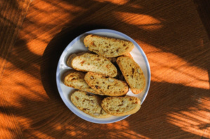 Délice Eid : fekkas aux noix de pécan caramélisées et cranberries séchées Délice Eid : fekkas aux noix de pécan caramélisées et cranberries séchées