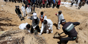 Des secouristes palestiniens procèdent à l’exhumation de corps qui auraient été découverts dans l’enceinte de l’hôpital Nasser, à Khan Younès, dans le sud de la bande de Gaza, le 21 avril 2024. RAMADAN ABED / REUTERS