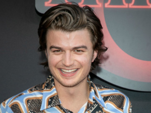 Tiktok : Le hit viral 'End of Beginning' cachait l'une des Stars de 'Stranger Things'" Tiktok : Le hit viral 'End of Beginning' cachait l'une des Stars de 'Stranger Things'"