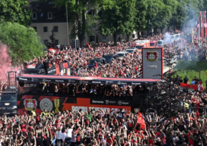 Allemagne : accueil triomphal pour les joueurs de Leverkusen, après le doublé Coupe/Championnat Allemagne : accueil triomphal pour les joueurs de Leverkusen, après le doublé Coupe/Championnat