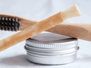 Avec le siwak, véritable brosse à dents naturelle Avec le siwak, véritable brosse à dents naturelle