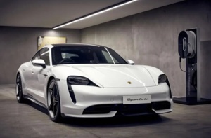 Porsche Taycan: La foudre s'abat sur le Maroc avec une nouvelle gamme électrique survoltée ! Porsche Taycan: La foudre s'abat sur le Maroc avec une nouvelle gamme électrique survoltée !