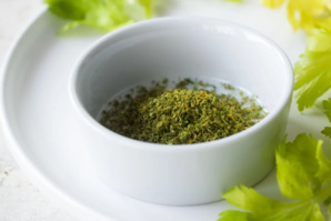 La recette du sel de céleri : une alternative saine au sel La recette du sel de céleri : une alternative saine au sel