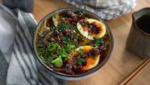 Voici notre recette trop gourmande et trop simple pour un bol de ramen aux champignons Voici notre recette trop gourmande et trop simple pour un bol de ramen aux champignons